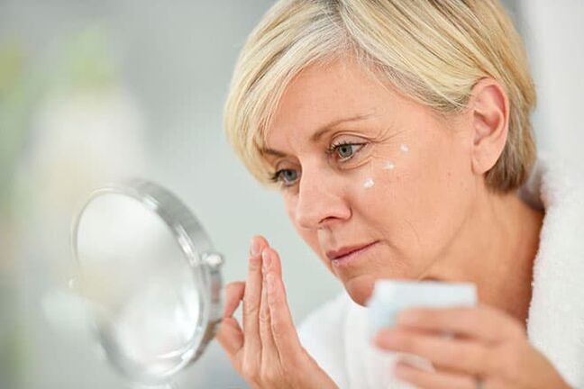 Aplicación matutina de una crema facial hidratante marcada 50+