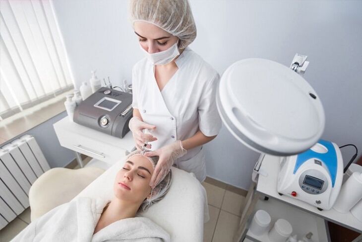 rejuvenecimiento de la piel del rostro en un salón de cosmetología